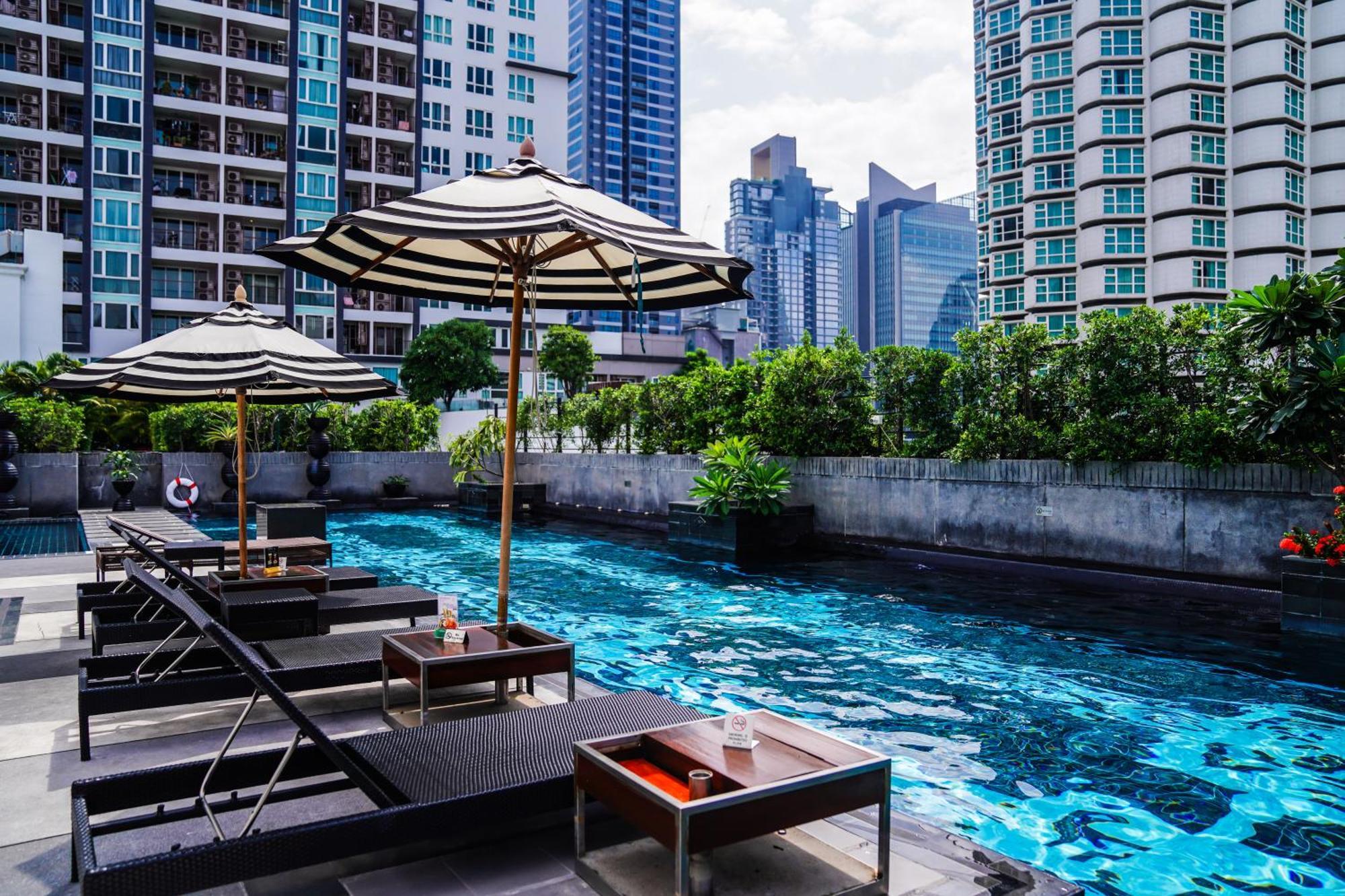 Moevenpick Hotel Sukhumvit 15 Μπανγκόκ Εξωτερικό φωτογραφία The pool at the hotel