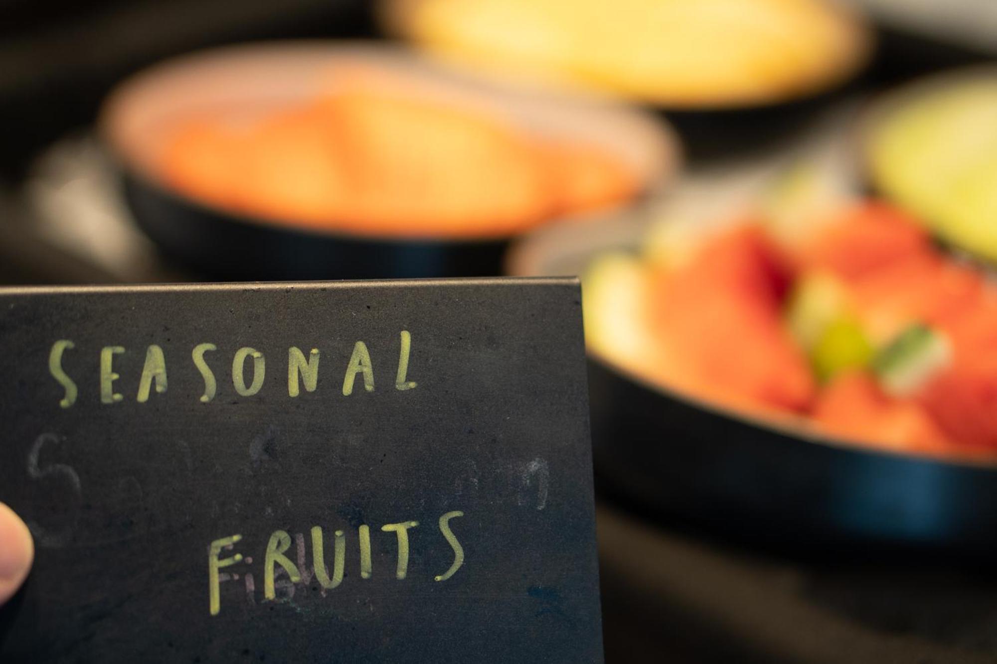 Moevenpick Hotel Sukhumvit 15 Μπανγκόκ Εξωτερικό φωτογραφία Seasonal fruits