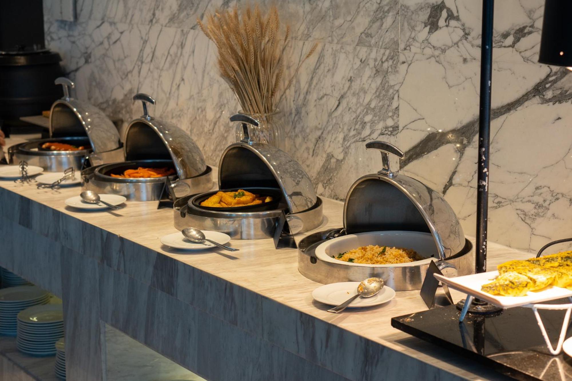 Moevenpick Hotel Sukhumvit 15 Μπανγκόκ Εξωτερικό φωτογραφία A selection of Indian cuisine at a buffet
