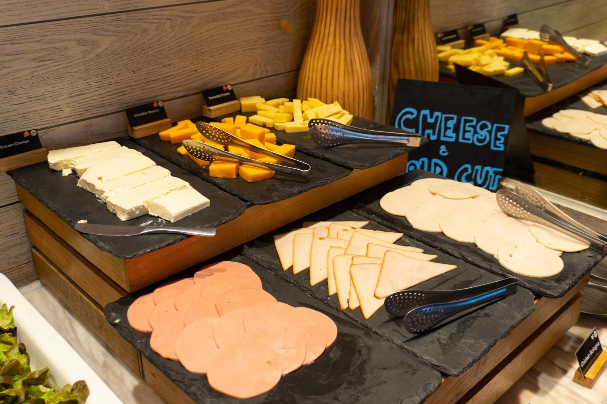 Moevenpick Hotel Sukhumvit 15 Μπανγκόκ Εξωτερικό φωτογραφία Cheese and cold cuts
