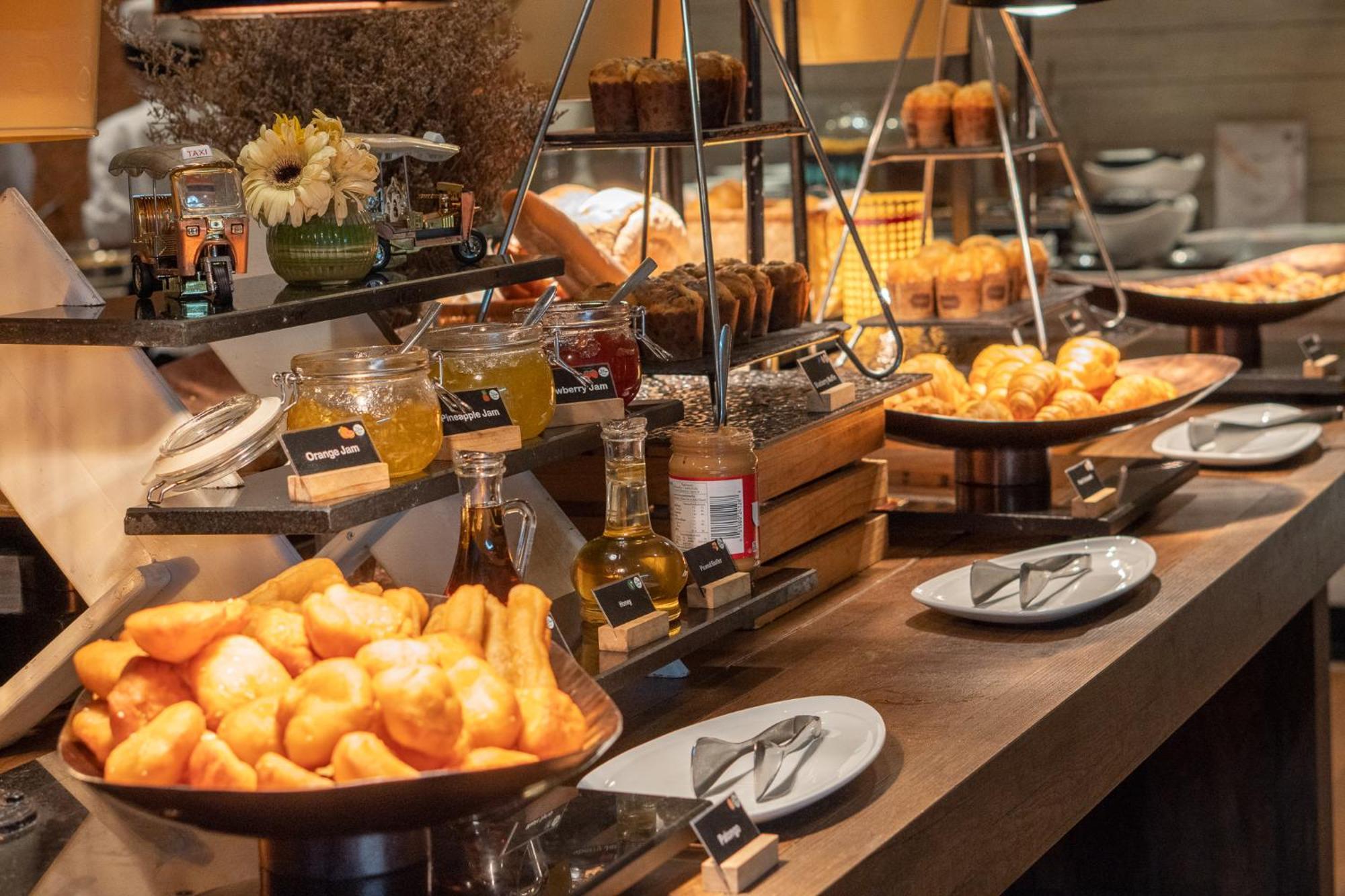 Moevenpick Hotel Sukhumvit 15 Μπανγκόκ Εξωτερικό φωτογραφία A buffet at a hotel
