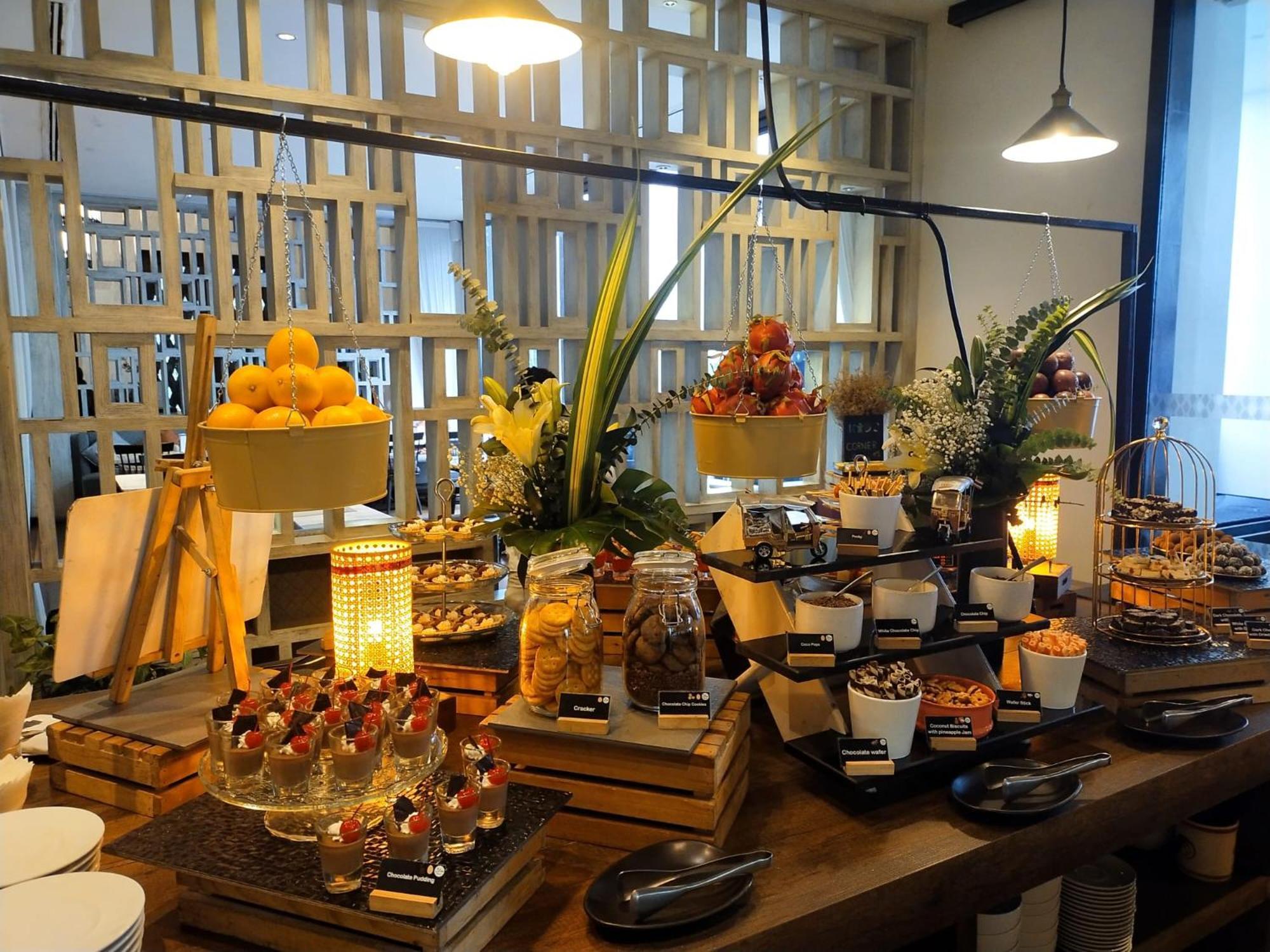 Moevenpick Hotel Sukhumvit 15 Μπανγκόκ Εξωτερικό φωτογραφία A dessert buffet