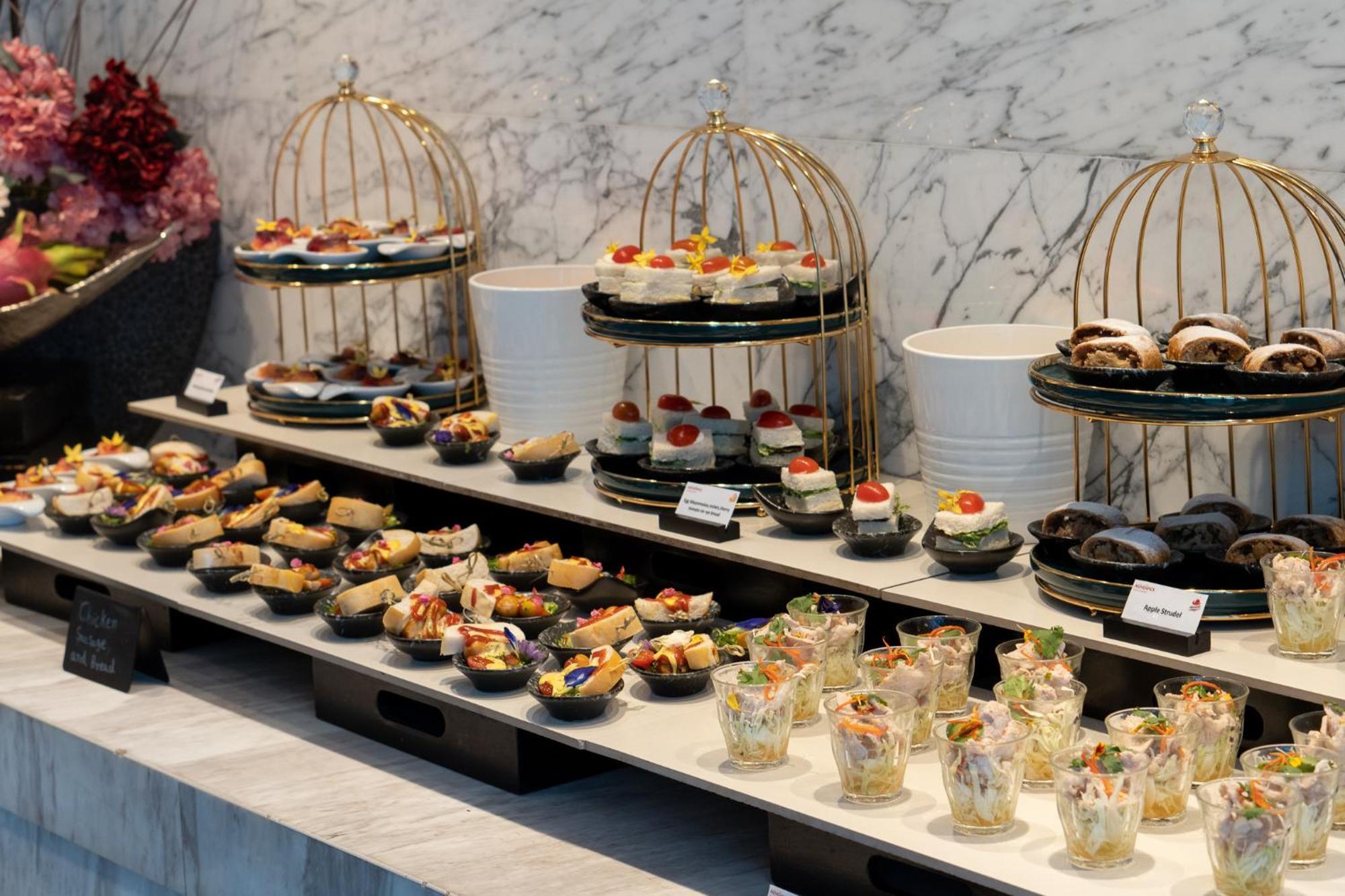 Moevenpick Hotel Sukhumvit 15 Μπανγκόκ Εξωτερικό φωτογραφία A buffet of hors d'oeuvres