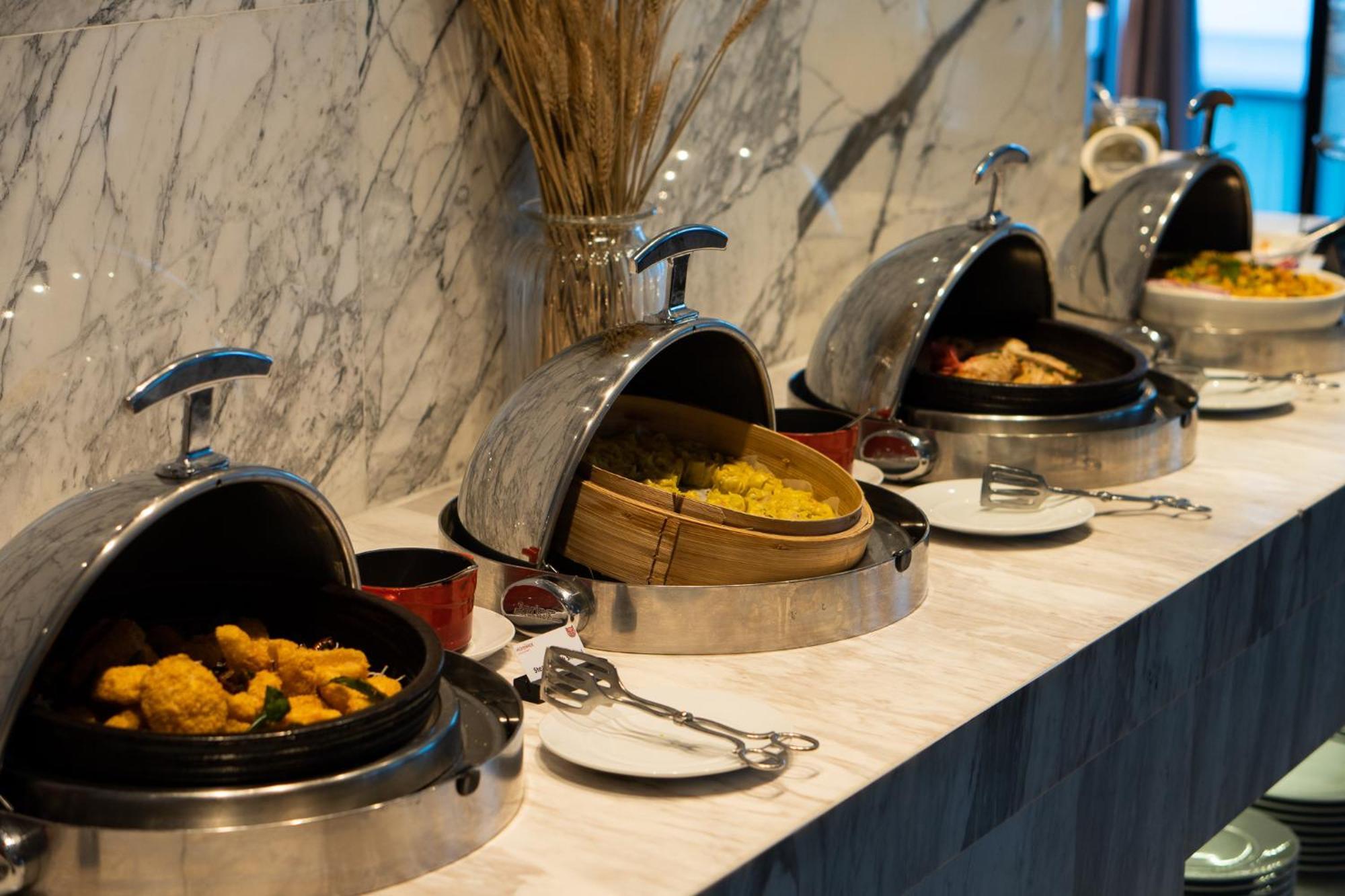 Moevenpick Hotel Sukhumvit 15 Μπανγκόκ Εξωτερικό φωτογραφία A selection of food at a buffet