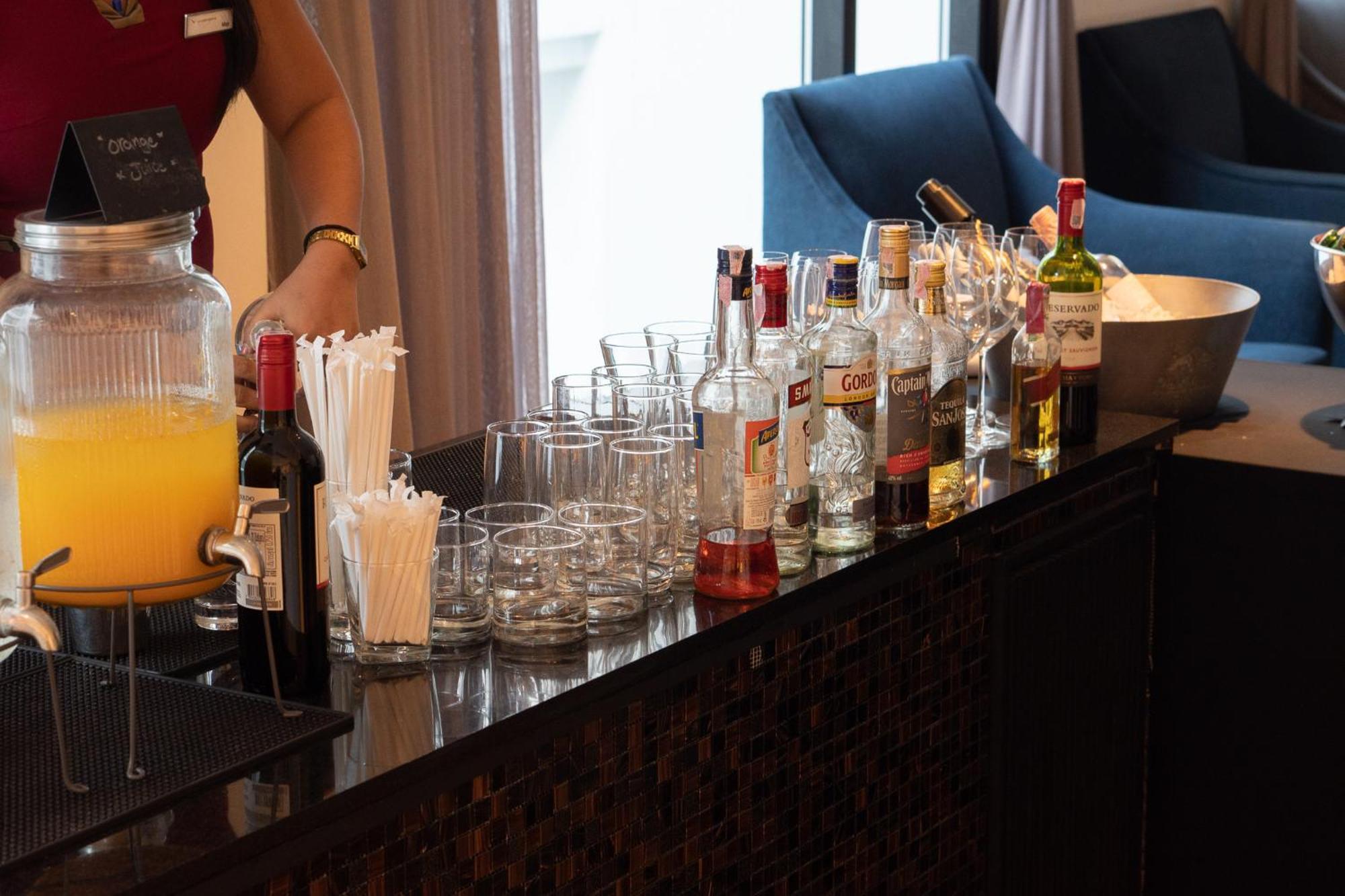 Moevenpick Hotel Sukhumvit 15 Μπανγκόκ Εξωτερικό φωτογραφία A bar in a hotel