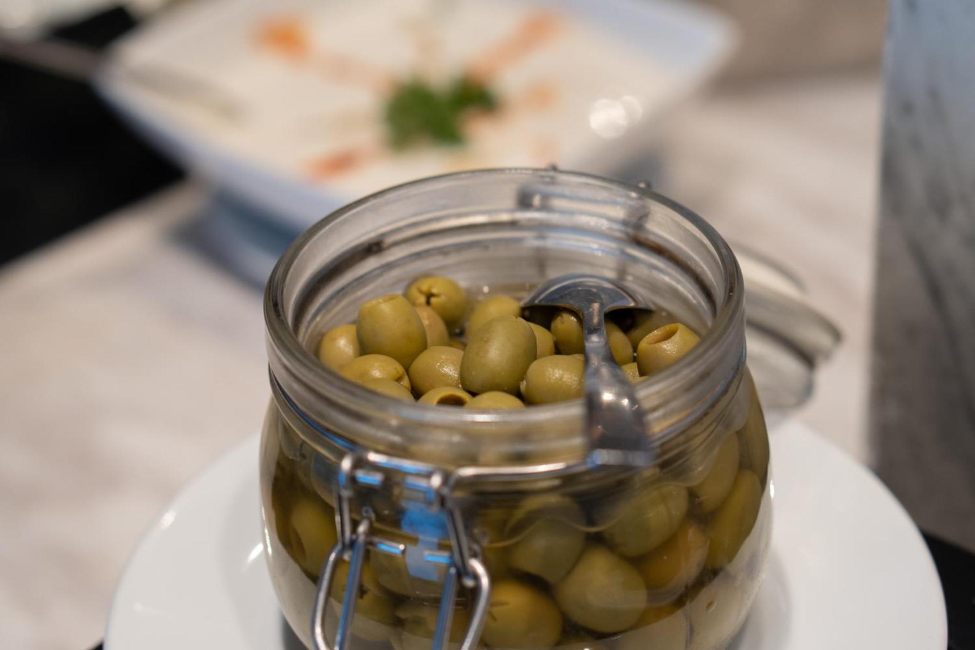 Moevenpick Hotel Sukhumvit 15 Μπανγκόκ Εξωτερικό φωτογραφία A jar of green olives