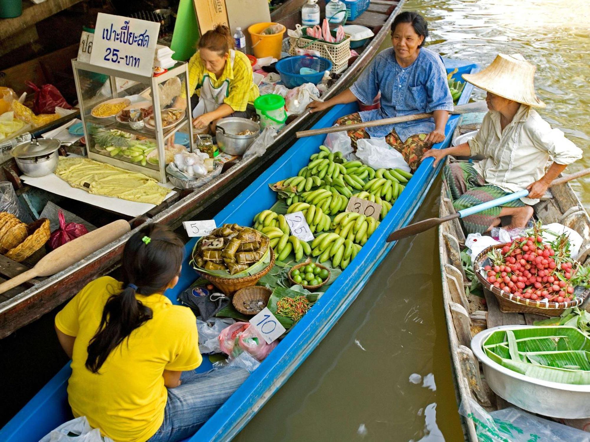 Moevenpick Hotel Sukhumvit 15 Μπανγκόκ Εξωτερικό φωτογραφία Thai people selling fruit on a boat
