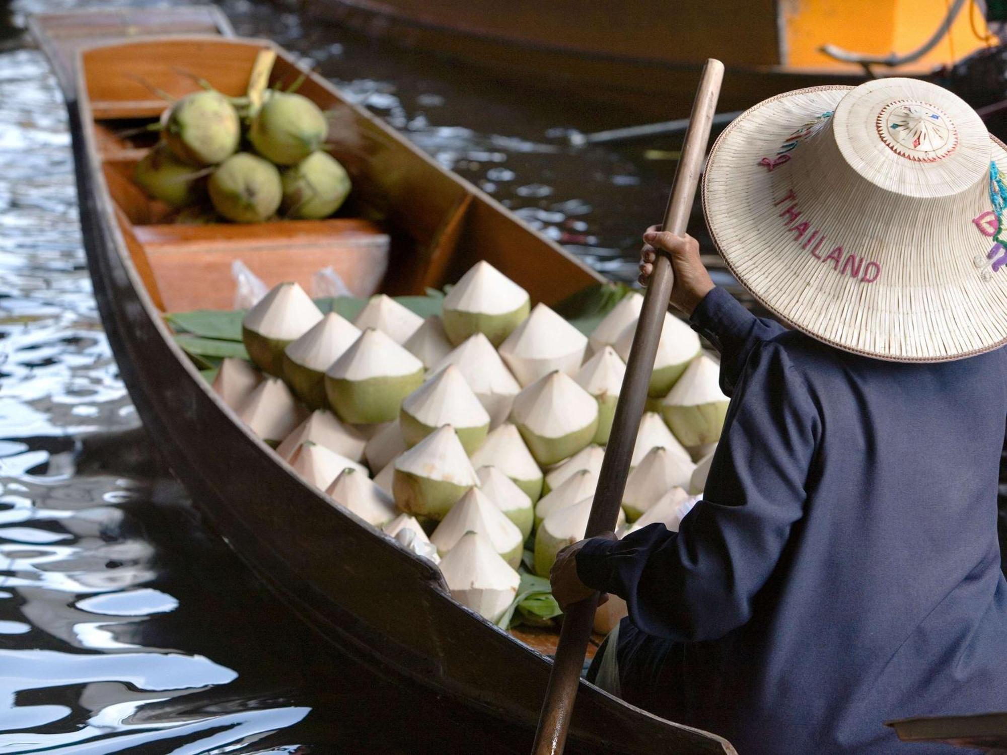 Moevenpick Hotel Sukhumvit 15 Μπανγκόκ Εξωτερικό φωτογραφία A vendor selling coconuts on the Chao Phraya River, Bangkok, Thailand